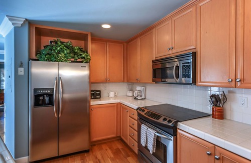 Avalon Villa | Beautiful, Upscale & Unique Tuscan-Style 3 Story With 1 King Bedroom & 2 Baths.