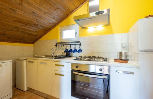 San Damiano dʼAsti Villa | Beautiful villa for 5 people with pool, WIFI, TV, patio, pets allowed, panoramic view and parking