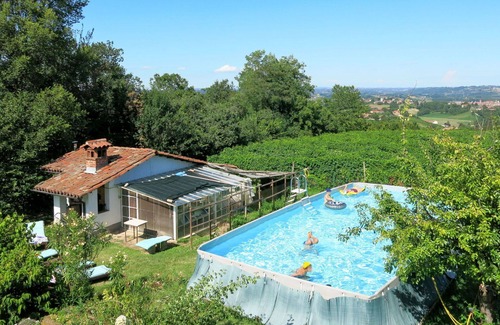 San Damiano dʼAsti Villa | Beautiful villa for 5 people with pool, WIFI, TV, patio, pets allowed, panoramic view and parking