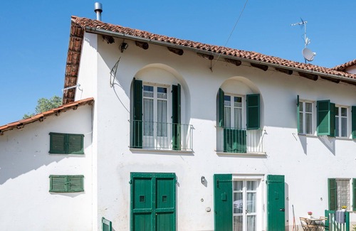San Damiano dʼAsti Villa | Beautiful villa for 5 people with pool, WIFI, TV, patio, pets allowed, panoramic view and parking