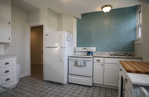 Off Broadway House | Beautiful Victorian with views of the Newport Bridge
