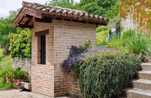 Belforte allʼIsauro Villa | Beautiful Villa in Belforte all'Isauro with Swimming Pool