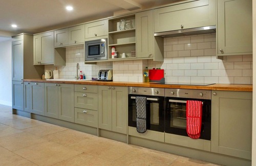 Little Rissington House | Beautiful villa for 6 guests with WIFI, hot tub, pets allowed and parking