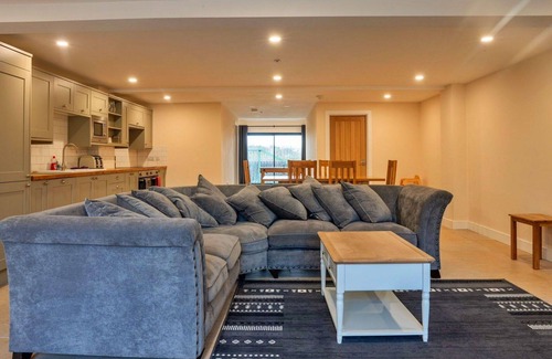 Little Rissington House | Beautiful villa for 6 guests with WIFI, hot tub, pets allowed and parking