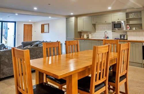 Little Rissington House | Beautiful villa for 6 guests with WIFI, hot tub, pets allowed and parking