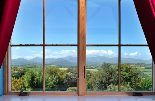 Eglwysbach House | Beautiful villa for 7 people with hot tub, WIFI, terrace and parking