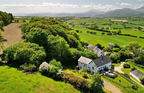 Eglwysbach House | Beautiful villa for 4 guests with WIFI, hot tub, terrace, pets allowed and parking