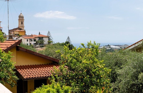 Pompeiana House | Beautiful villa for 3 guests with A/C, WIFI, TV, balcony, pets allowed and parking