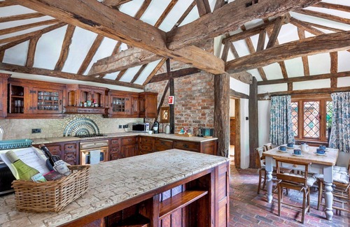 Crawley Down House | Beautiful villa for 6 people with WIFI, hot tub, TV and parking