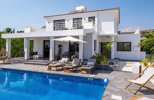 Peyia Town Villa | BEAUTIFUL Villa Luxury Escape !