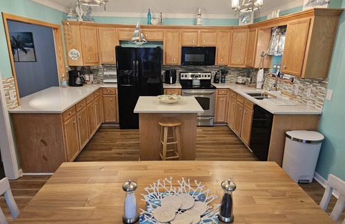 Shreveport House | Beautiful Warm Beach House Retreat, King bed, fireplace and Pool