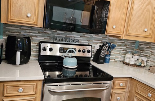 Shreveport House | Beautiful Warm Beach House Retreat, King bed, fireplace and Pool