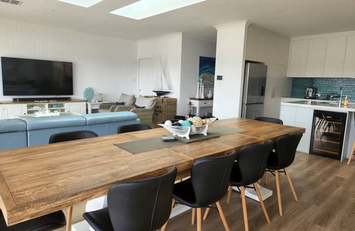 Nangkita House | Beautiful waterfront home with kyacks nn