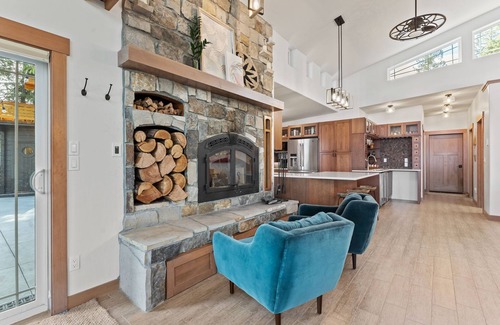Nordman Cabin | Beautiful Waterfront Cabin with a Hot Tub & Sauna
