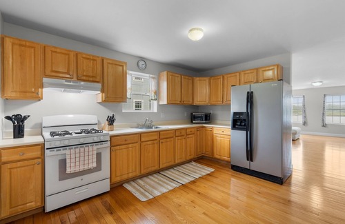 Fair Haven House | Beautiful Waterfront 4 Bedroom, 1.5 Bathroom Unit.