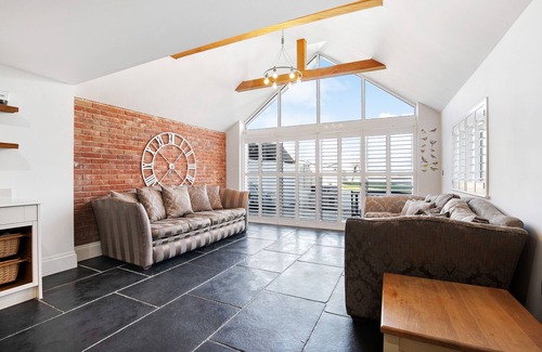 Colchester House | Beautifully Extended Family Cottage !