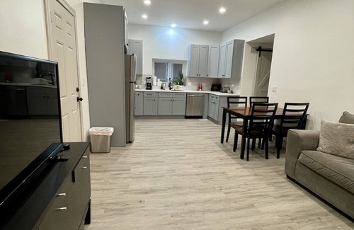 Bronzeville Apartment | Beautifully Furnished 2BD Apartment