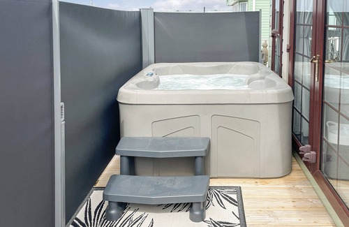 Monreith Cottage | Beautifully located overlooking Luce Bay and with the added bonus of a hot tub.