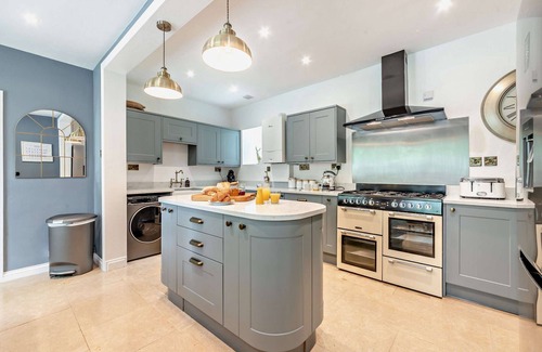 Fossebridge Cottage | Beautifully presented dog friendly holiday home -Lakeside House