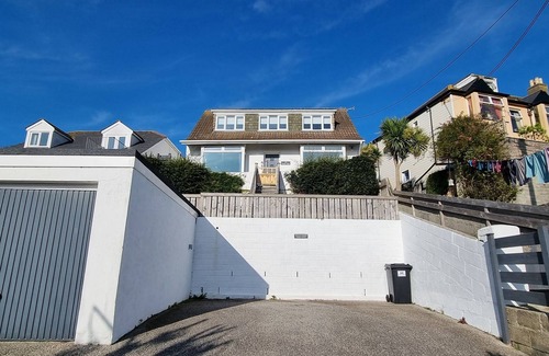 Perranporth House | Beautifully presented holiday home a short stroll from the beach