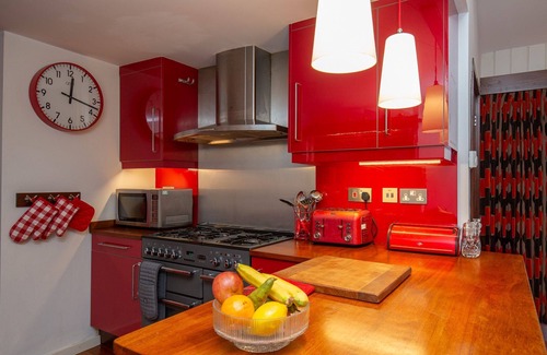 Stroud Cottage | Beautifully presented dog friendly holiday home in the Cotswolds with a hot tub and swimming pool -