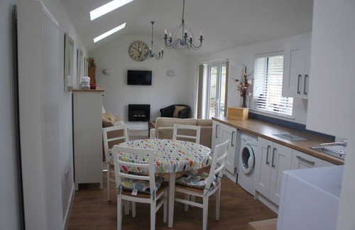 Gumley House | Beautifully renovated 2 bedroom cottage
