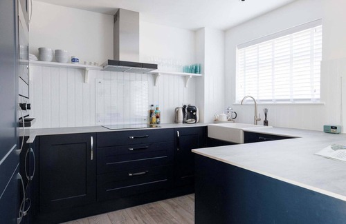 Selsey House | Beautifully Refurbished 4-Bed Beachside Retreat
