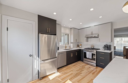 Des Plaines House | Beautifully Renovated 4 bedroom/2.1 Bathroom Townhome in Des Plaines!