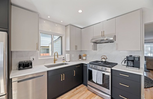 Des Plaines House | Beautifully Renovated 4 bedroom/2.1 Bathroom Townhome in Des Plaines!