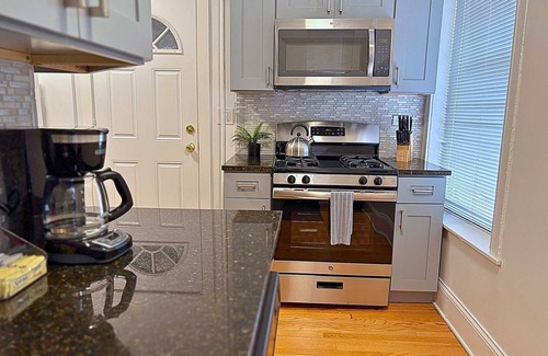 Wrigleyville Apartment | Beautifully Set Up 2BR Space