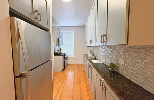 Wrigleyville Apartment | Beautifully Set Up 2BR Space