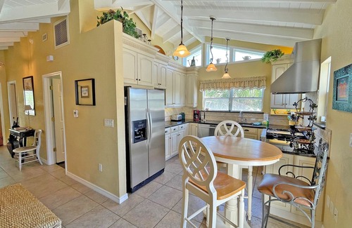 Villa Primera House | Beautifully Updated Pet-Friendly Sound View Cottage!
