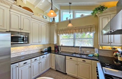 Villa Primera House | Beautifully Updated Pet-Friendly Sound View Cottage!