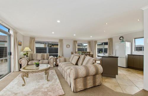 Ruakaka House | Beauty on Bream Bay - Ruakaka Holiday Home
