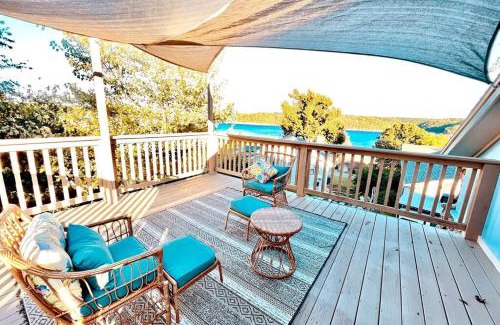 Beaver Shores House | Beaver Lake Studio - King size bed and lake view