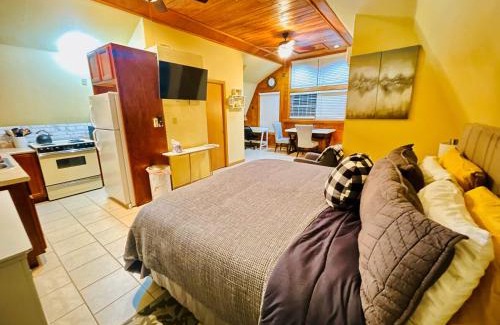 Beaver Shores House | Beaver Lake Studio - King size bed and lake view
