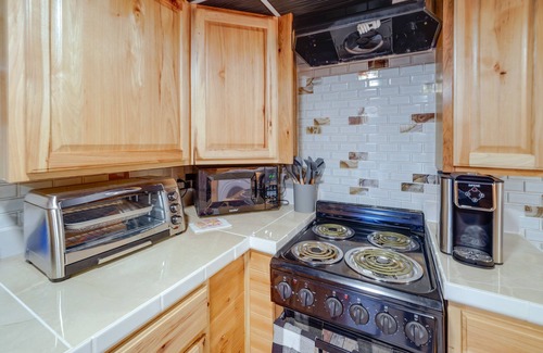 Beckley Apartment | Beckley Studio w/Private Hot Tub & Home Gym!