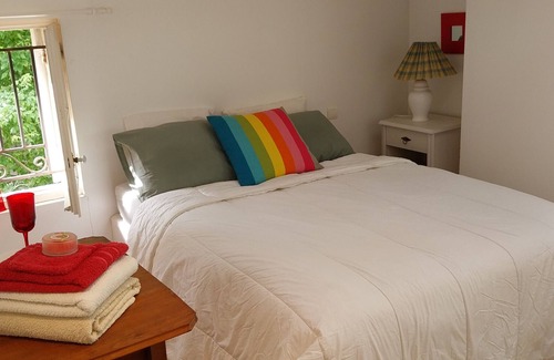 Saint-Andre-de-Cubzac Bed & Breakfast | Bed and Breakfast 'La Lagune' with Shared Terrace, Private Garden and Wi-Fi