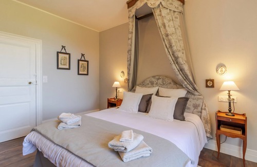 Savignac-les-Eglises Bed & Breakfast | Bed and Breakfast 'La Romantique' with Shared Terrace, Shared Garden and Wi-Fi