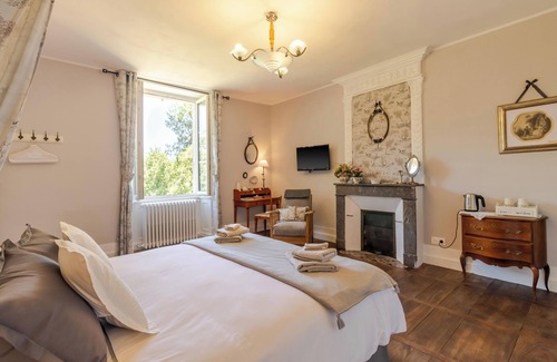 Savignac-les-Eglises Bed & Breakfast | Bed and Breakfast 'La Romantique' with Shared Terrace, Shared Garden and Wi-Fi