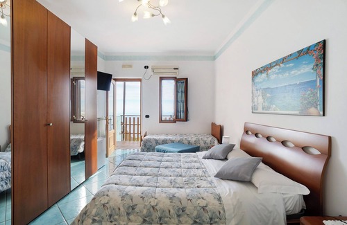 San Michele Bed & Breakfast | Bed and Breakfast 'Camera Amalfi Con Vista Mare' with Sea View, Wi-Fi and Air Conditioning
