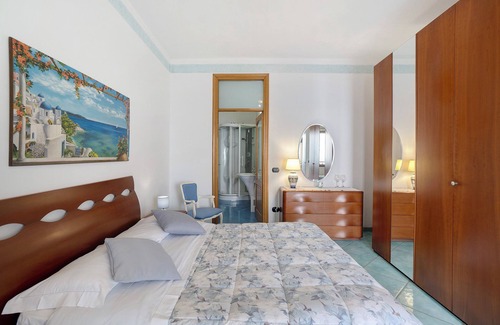 San Michele Bed & Breakfast | Bed and Breakfast 'Camera Amalfi Con Vista Mare' with Sea View, Wi-Fi and Air Conditioning