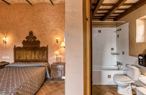 Serra de Daro Bed & Breakfast | Bed and Breakfast 'Llavià' with Shared Pool, Wi-Fi and Air Conditioning