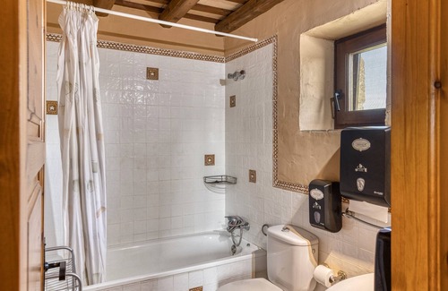 Serra de Daro Bed & Breakfast | Bed and Breakfast 'Llavià' with Shared Pool, Wi-Fi and Air Conditioning