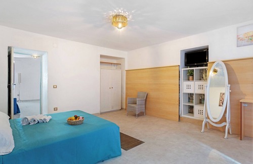 Seiano Bed & Breakfast | Bed and Breakfast 'Camera Catone In Villa Vista Mare' with Shared Terrace and Wi-Fi