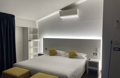 Cittanova Bed & Breakfast | Bed and Breakfast 'La Suite In Villa' with Sea View, Wi-Fi and Air Conditioning