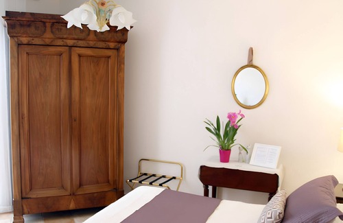 Le Rouret Bed & Breakfast | Bed and Breakfast 'Lou Souleù' with Shared Terrace, Wi-Fi and Air Conditioning