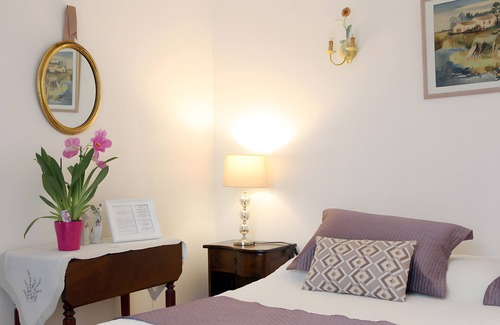 Le Rouret Bed & Breakfast | Bed and Breakfast 'Lou Souleù' with Shared Terrace, Wi-Fi and Air Conditioning