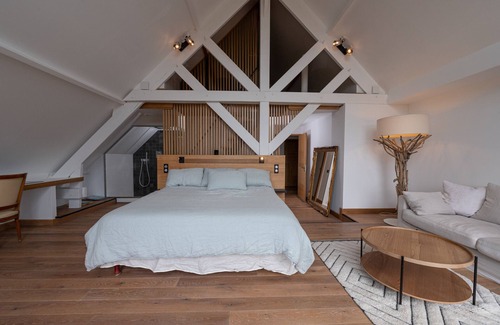 Ploeren Bed & Breakfast | Bed and Breakfast 'Suite Cathédrale - Ty Castel' with Shared Pool, Shared Garden and Wi-Fi