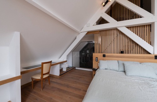 Ploeren Bed & Breakfast | Bed and Breakfast 'Suite Cathédrale - Ty Castel' with Shared Pool, Shared Garden and Wi-Fi